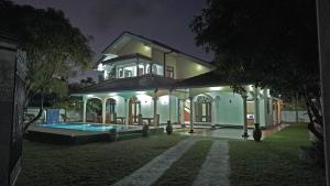 Bazén v ubytování Sri Ra'anana Villa nebo v jeho okolí