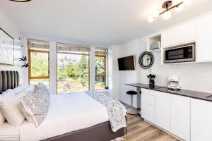 Kuchyň nebo kuchyňský kout v ubytování Cascade Lodge Premium Suite, with Pool & Hot Tub