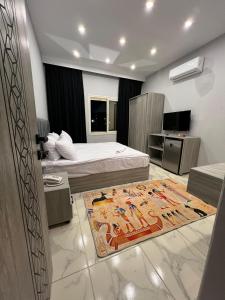 Giường trong phòng chung tại Habu Pyramids View Hotel