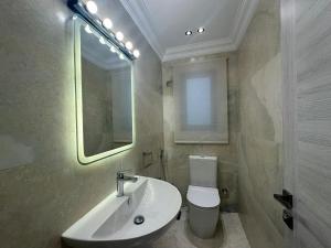 Koupelna v ubytování Luxury apartment in new cairo lake view residence