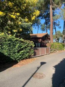 una casa al lado de una carretera con árboles en Chalet paisible et familial, en Gujan-Mestras