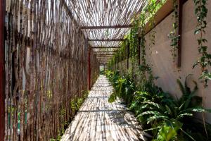 Um jardim em Natu Boutique Stays