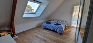 a small bedroom with a bed and a window at Fare-Kermenezy maison avec piscine chauffée in Locmaria-Grand-Champ