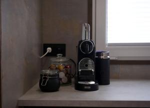 a kitchen counter with a blender on a counter top at Luxuriöses Tiny House in Burgheim
