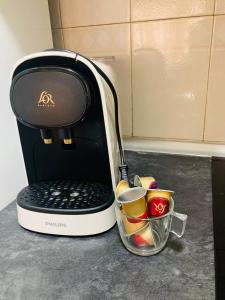 un grille-pain posé sur un comptoir à côté d'une tasse dans l'établissement Apartamento El Olmo - casco histórico de Zaragoza, à Saragosse 2 autres photos