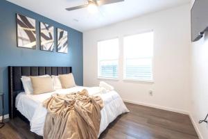 Un dormitorio con una cama y dos ventanas. en 1 BR 1 BA Luxury - Museum District & Downtown HTX, en Houston 6 fotos más
