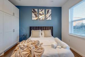 Un dormitorio con una cama grande con paredes azules. en 1 BR 1 BA Luxury - Museum District & Downtown HTX, en Houston