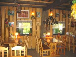 Un restaurante o sitio para comer en Czarci Młyn