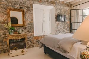 A bed or beds in a room at Casa Barranca Vista, Modern 3BR Villa in Historic Centro