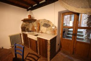 A kitchen or kitchenette at Casamatta a Blera