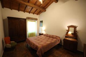 A bed or beds in a room at Casamatta a Blera