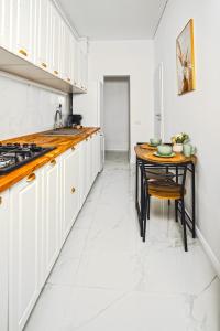 Kuchyň nebo kuchyňský kout v ubytování Escape Studio Pollux Militari + 13 fotografií