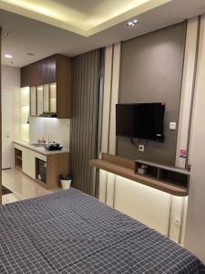 Dapur atau dapur kecil di Vittorio Apartment Wiyung 1BR sby wifi smtv by ASH