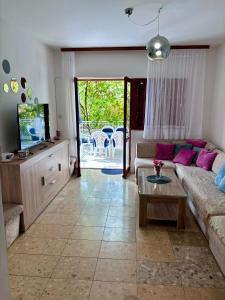 TV a/nebo společenská místnost v ubytování Podaca house + 21 fotografií