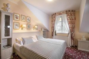 una camera da letto con un letto e una finestra di Karlsbad Grande Madonna a Karlovy Vary