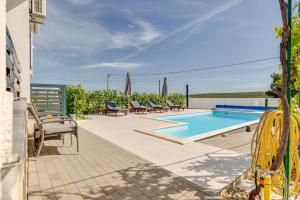 Kolam renang di atau dekat dengan Holiday home with heated pool