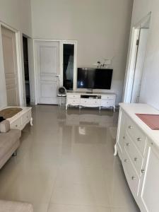 TV a/nebo společenská místnost v ubytování Mangga Homestay Ponorogo