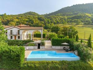 a house with a swimming pool in a yard at Valle B&B in Castelgomberto
