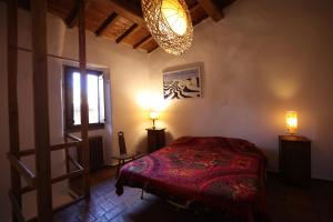 A bed or beds in a room at Casamatta a Blera