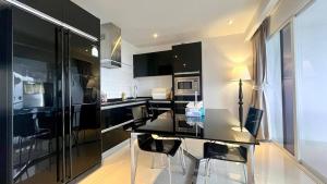 Η κουζίνα ή μικρή κουζίνα στο A11 Stunning Seaview 2brs 2baths karon City