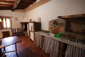A kitchen or kitchenette at Casamatta a Blera