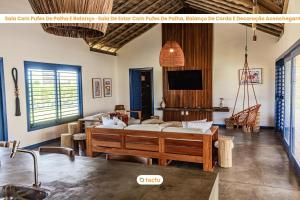 a living room with a couch and a tv at Casa Pipa em condomínio de luxo no Fortim in Barra (2)