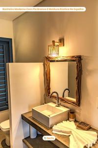 a bathroom with a sink and a mirror at Casa Pipa em condomínio de luxo no Fortim in Barra (2)