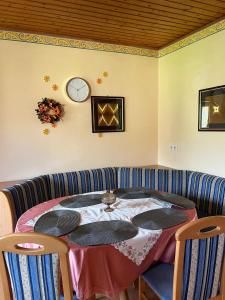 Posezení v ubytování Retro Wohnung Niklasdorf