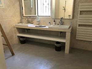 Un baño con dos lavabos y un espejo. en villa Bikini Bormes les mimosas, en Bormes-les-Mimosas 5 fotos más