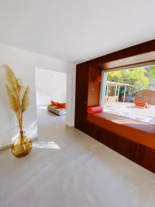 sala de estar con ventana grande y jarrón en villa Bikini Bormes les mimosas, en Bormes-les-Mimosas