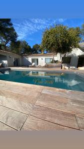 una piscina frente a una casa en villa Bikini Bormes les mimosas, en Bormes-les-Mimosas