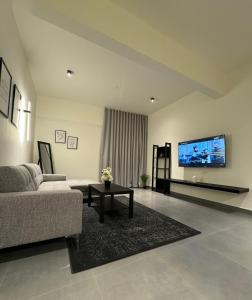 TV a/nebo společenská místnost v ubytování Black Swan Villa + 14 fotografií