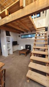 サルタにあるCabaña del Cedro Azul, San Lorenzoの木製の階段のある建物内の部屋