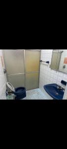 um banheiro com vaso sanitário e pia em Lar Do Viajante Diárias 22 Reais em São Paulo