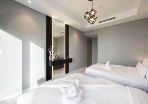 Ein Bett oder Betten in einem Zimmer der Unterkunft 5 Star High Rise Luxury Apartment, Infinity Pool With Stunning Burj View - Brand New Apartment
