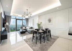 Ein Sitzbereich in der Unterkunft 5 Star High Rise Luxury Apartment, Infinity Pool With Stunning Burj View - Brand New Apartment