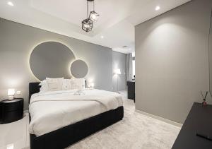 Ein Bett oder Betten in einem Zimmer der Unterkunft 5 Star High Rise Luxury Apartment, Infinity Pool With Stunning Burj View - Brand New Apartment