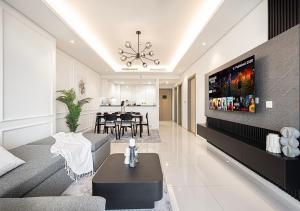 Ein Sitzbereich in der Unterkunft 5 Star High Rise Luxury Apartment, Infinity Pool With Stunning Burj View - Brand New Apartment