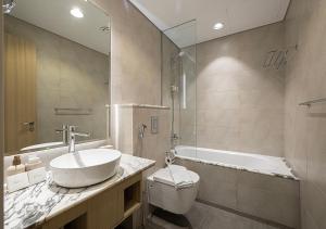 Ein Badezimmer in der Unterkunft 5 Star High Rise Luxury Apartment, Infinity Pool With Stunning Burj View - Brand New Apartment
