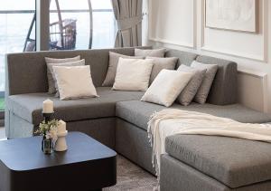 Ein Sitzbereich in der Unterkunft 5 Star High Rise Luxury Apartment, Infinity Pool With Stunning Burj View - Brand New Apartment