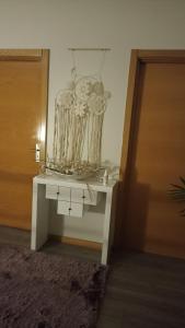 une table dans une pièce avec un dessin sur le mur dans l'établissement Retiro da Magnólia, à Sobrosa