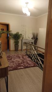 - un salon avec une table et un tapis dans l'établissement Retiro da Magnólia, à Sobrosa