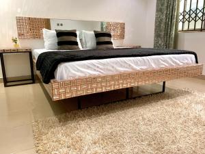 Postel nebo postele na pokoji v ubytování Furnished Cozy 2 Bedroom Apartment - West Hills Mall, Accra