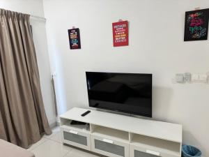 TV a/nebo společenská místnost v ubytování Cheras Trader Square By JR Lovely Homestay