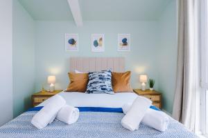 a bedroom with a bed with two lamps on it at Luxury City Stay Coop Live & Etihad with Free Parking in Manchester +12 photos