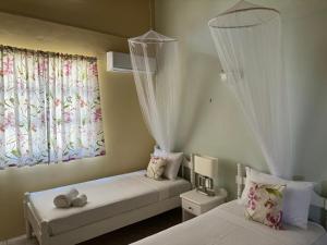 Postel nebo postele na pokoji v ubytování St James Apartments