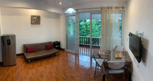 a living room with a couch and a table at Apartamento Tulül in San Martín Zapotitlán