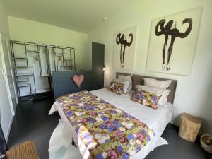 Postel nebo postele na pokoji v ubytování Sittelles lodges cube