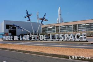 a large sign on the side of a building at PrJARDIN 06 in Le Blanc-Mesnil