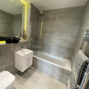 Koupelna v ubytování Superior Large Suite Luxury Living City Apartment, 2 Kingsize Bedrooms Business Suite - Free WiFi + 19 fotografií